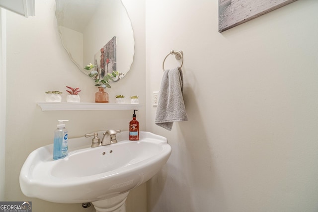 bathroom featuring a sink