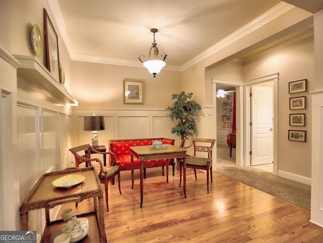 living room with crown molding, healthy amount of natural light, ceiling fan, baseboards, and recessed lighting