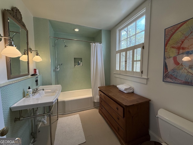 bathroom featuring toilet and shower / bath combo with shower curtain