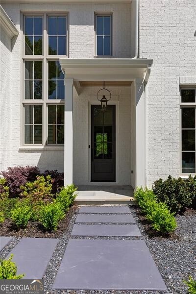 doorway to property with covered porch