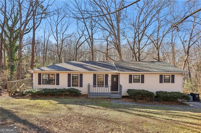 view of front of house featuring a front yard