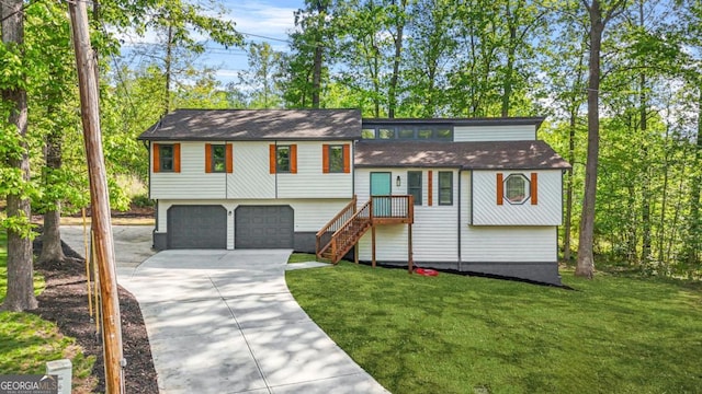 view of front of property featuring an attached garage, driveway, and a front yard