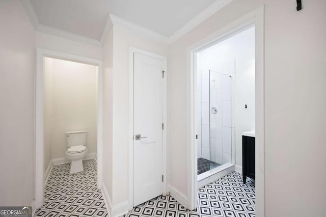 full bath featuring baseboards, toilet, a stall shower, and ornamental molding