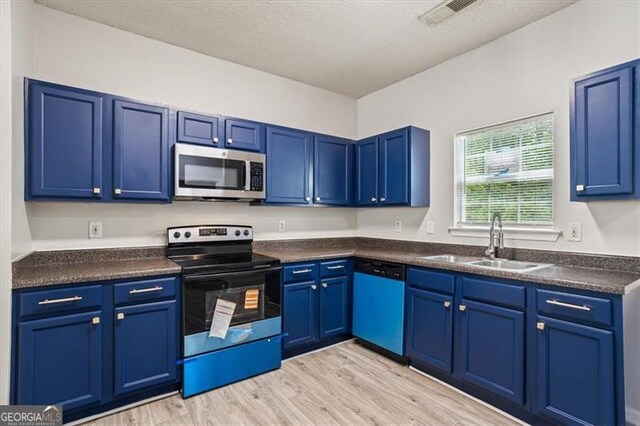 kitchen with a sink, range with electric stovetop, light wood-style flooring, stainless steel microwave, and dishwashing machine