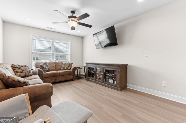 living room with a ceiling fan, light wood-type flooring, baseboards, visible vents, and recessed lighting