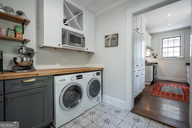 laundry room with recessed lighting, baseboards, washer and dryer, and ornamental molding