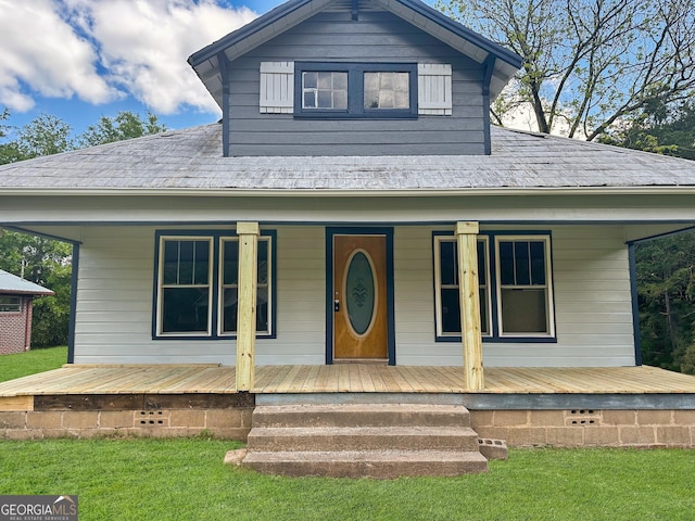 183 S Pine St, Toccoa, GA 30577 - country-style home with a front yard and covered porch