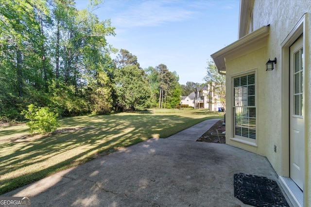 view of grassy yard featuring a patio