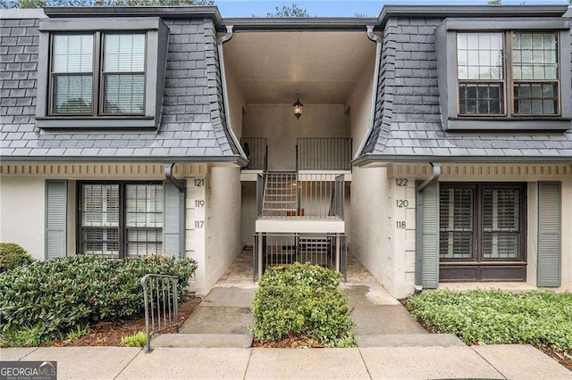 view of exterior entry featuring stucco siding