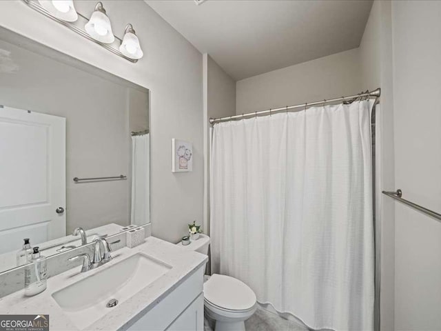 full bathroom featuring curtained shower, toilet, and vanity