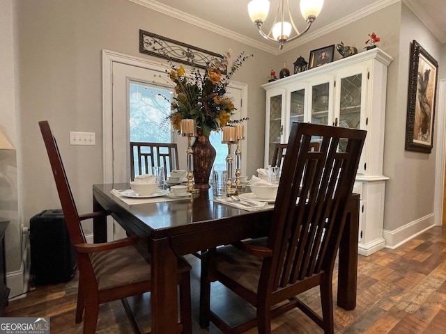 dining room featuring an inviting chandelier, crown molding, dark wood-style flooring, and baseboards