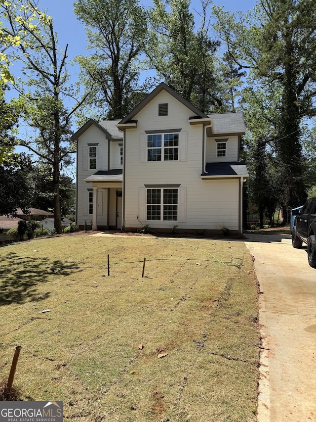 view of front of house featuring a front lawn and driveway
