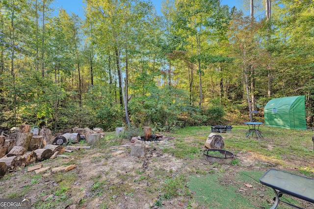 view of yard featuring an outdoor fire pit