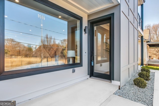 view of exterior entry with stucco siding