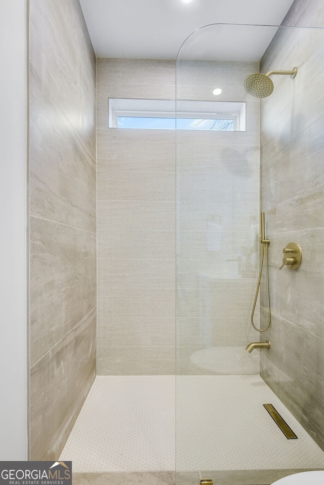 bathroom featuring tiled shower