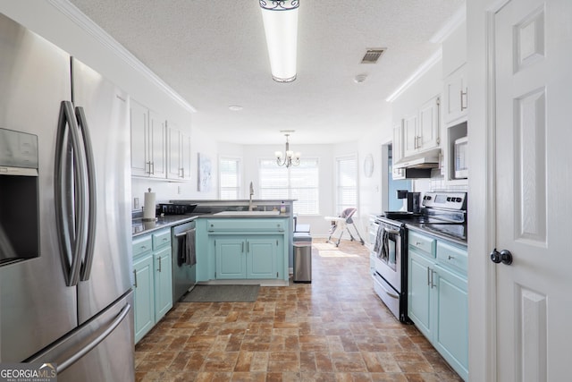 kitchen featuring blue cabinetry, stainless steel appliances, under cabinet range hood, a sink, and a peninsula