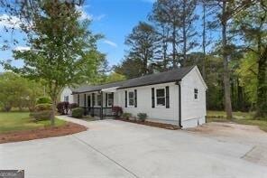 view of front of home featuring driveway
