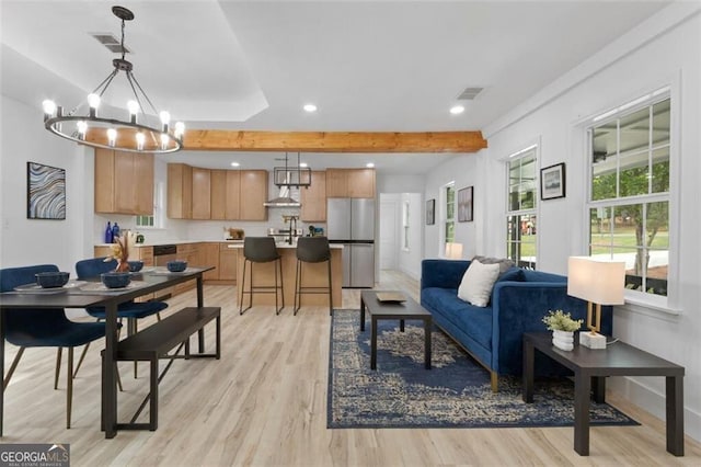 living room with recessed lighting, an inviting chandelier, visible vents, light wood-type flooring, and baseboards