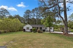 view of front of home featuring a front lawn