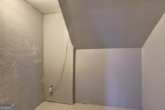 5621 Wildwood Trl, Lithonia, GA 30038 - interior space featuring vaulted ceiling and a textured wall