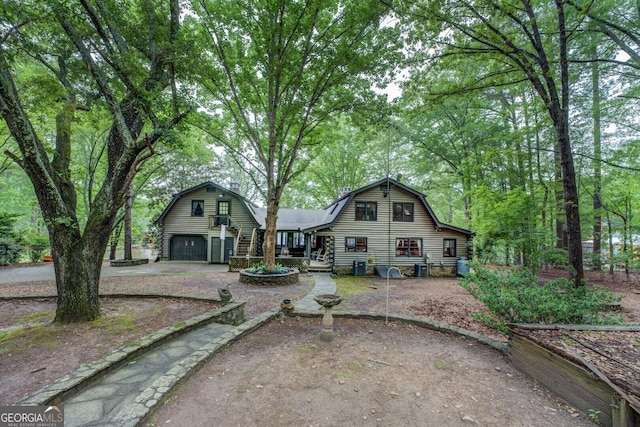 cabin featuring covered porch, log exterior, and a front yard