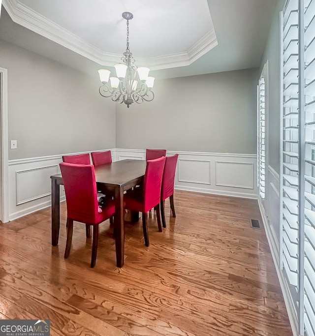 1485 Oglethorpe Run Ln, Suwanee, GA 30024 - dining room with an inviting chandelier, wood finished floors, crown molding, and a tray ceiling