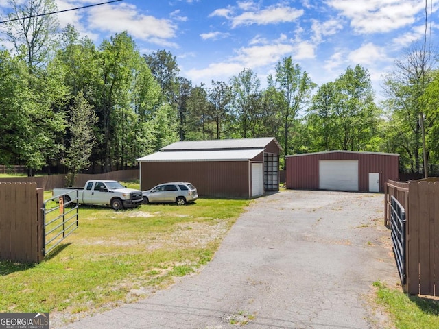 5855 Willis Ln, Cumming, GA 30040 - detached garage with fence