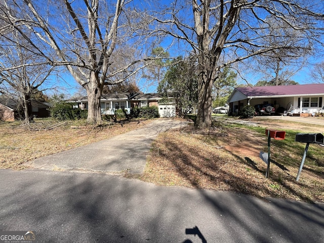 view of front facade featuring aphalt driveway