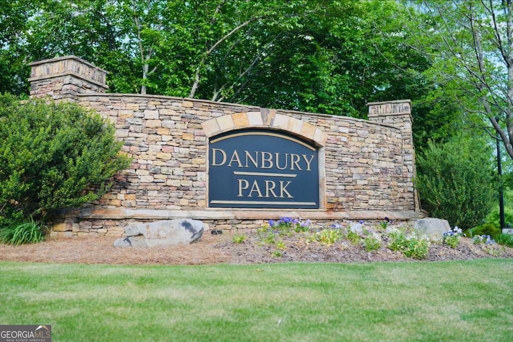 community sign with a yard