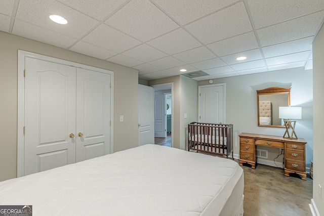 bedroom featuring carpet floors, baseboards, a closet, recessed lighting, and a paneled ceiling