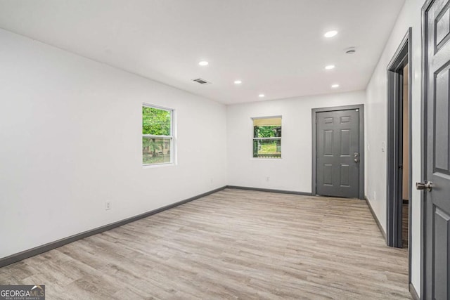 1477 Olive St SW, Atlanta, GA 30310 - empty room featuring light wood finished floors, recessed lighting, baseboards, and a smoke detector
