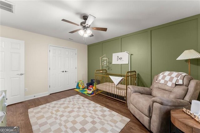 bedroom featuring dark wood finished floors, visible vents, ceiling fan, and baseboards