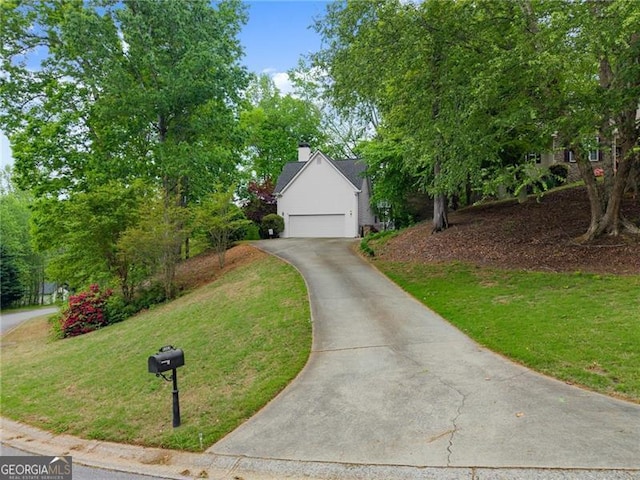 view of front of property featuring driveway and a front lawn