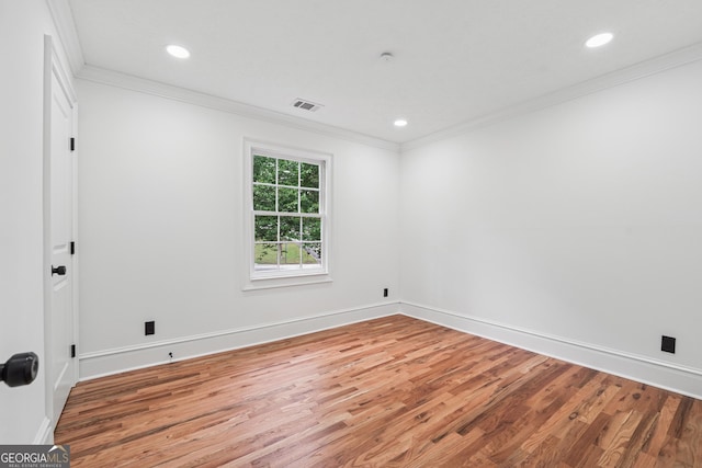 unfurnished room with wood finished floors, visible vents, recessed lighting, and baseboards