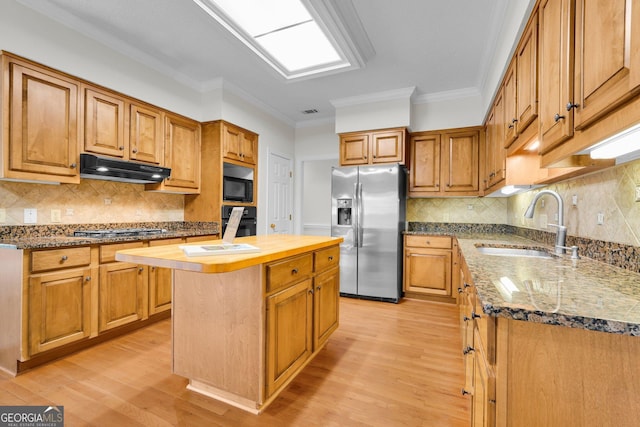 45 Herons Nest, Savannah, GA 31410 - kitchen featuring under cabinet range hood, a kitchen island, black appliances, backsplash, and a sink