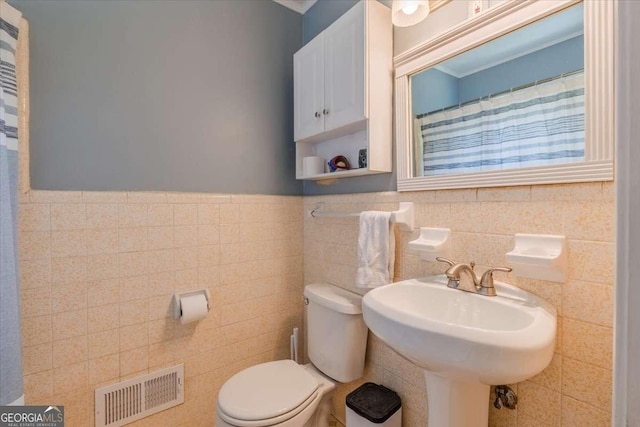 20 Mitchell Cir SE, Rome, GA 30161 - full bathroom with crown molding, tile walls, and wainscoting