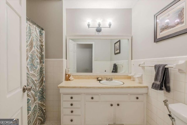 20 Mitchell Cir SE, Rome, GA 30161 - full bath featuring tile walls, vanity, wainscoting, and curtained shower