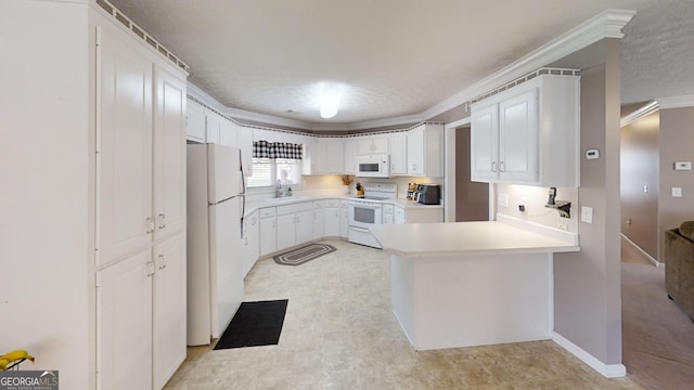 kitchen featuring a sink, white appliances, crown molding, a peninsula, and light countertops