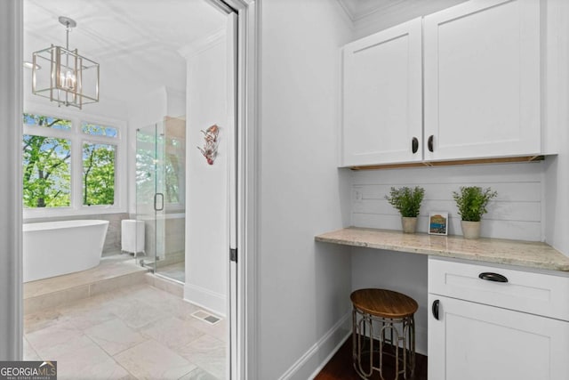 bar with crown molding, a chandelier, visible vents, baseboards, and decorative light fixtures