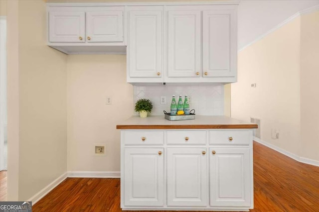 bar featuring dark wood-style flooring, visible vents, tasteful backsplash, and baseboards
