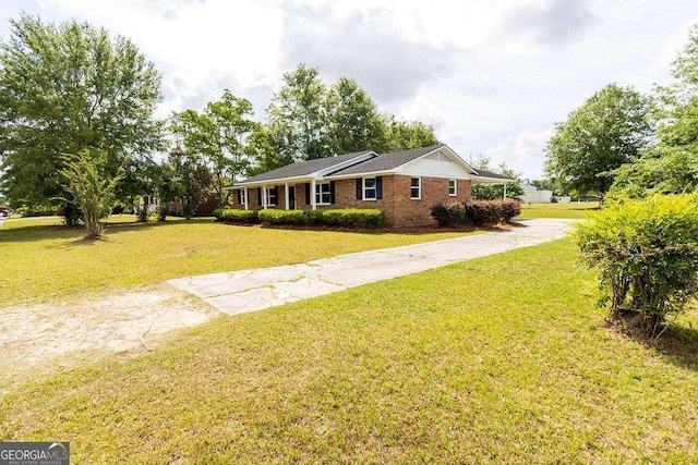 view of front of property featuring a front yard and driveway