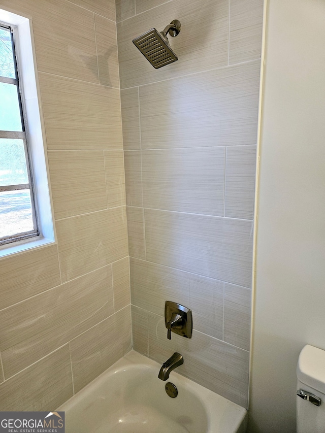 802 Colquitt Cir, Albany, GA 31707 - full bathroom featuring toilet, shower / tub combination, and plenty of natural light