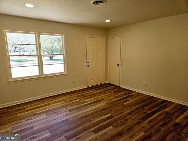 802 Colquitt Cir, Albany, GA 31707 - unfurnished room with dark wood-style floors, baseboards, visible vents, and recessed lighting