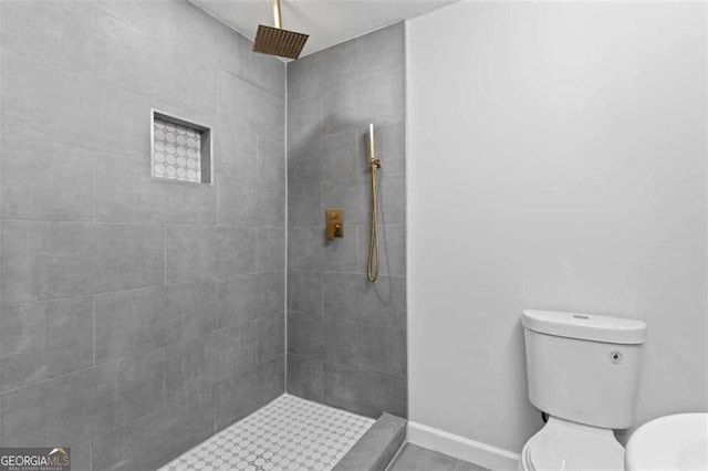 2023 Stoneleigh Dr, Stone Mountain, GA 30087 - full bathroom featuring baseboards, tiled shower, and toilet