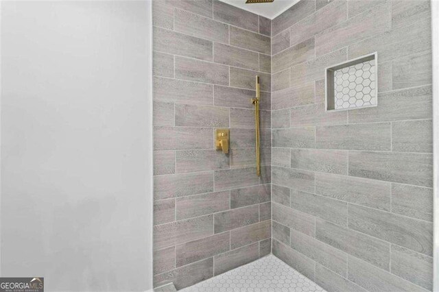 2023 Stoneleigh Dr, Stone Mountain, GA 30087 - bathroom featuring a tile shower