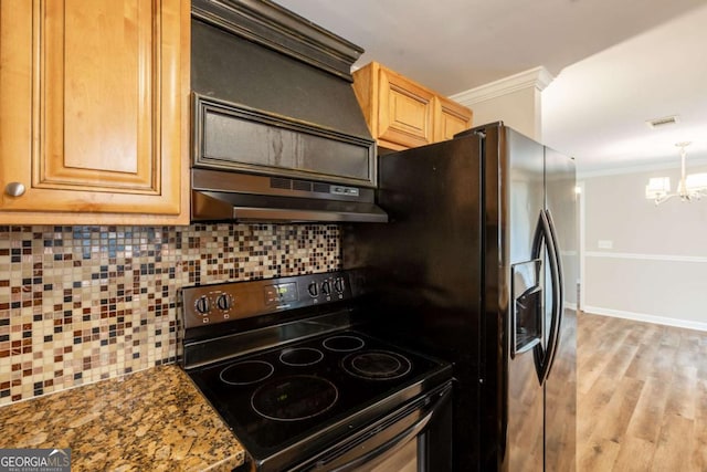 110 Valley View Ct, Tyrone, GA 30290 - kitchen featuring a notable chandelier, under cabinet range hood, crown molding, decorative backsplash, and black range with electric cooktop