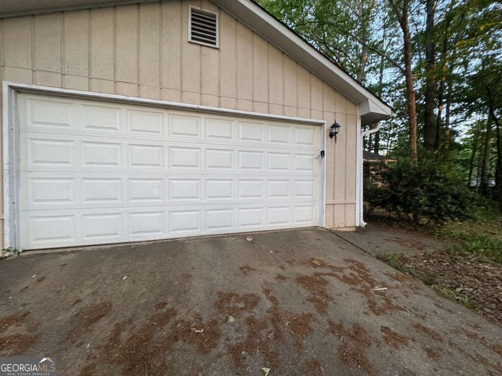 655 Raven Ct, Jonesboro, GA 30238 - view of garage