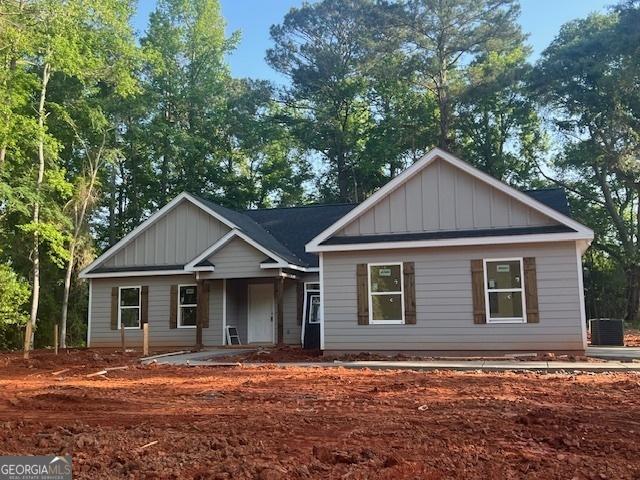 189 Warner Rd, Barnesville, GA 30204 - view of front of property with board and batten siding