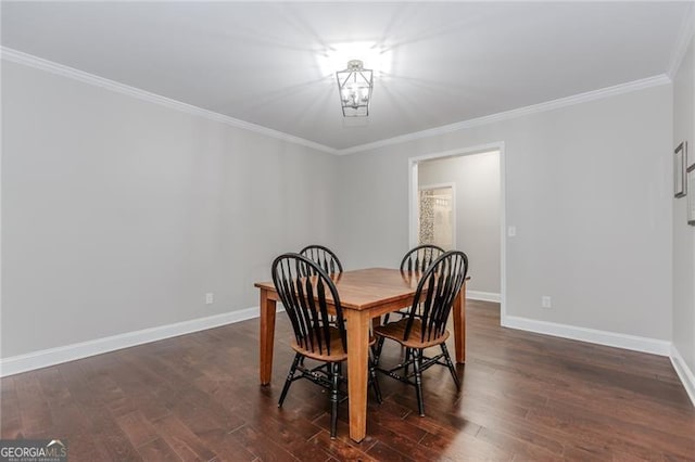 dining area with crown molding, dark wood-style floors, a notable chandelier, and baseboards