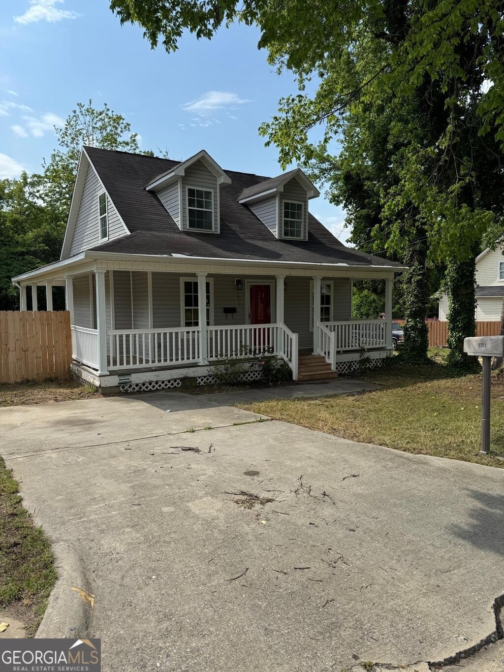 1010 Maynard St, Macon, GA 31217 - farmhouse featuring concrete driveway, covered porch, and fence